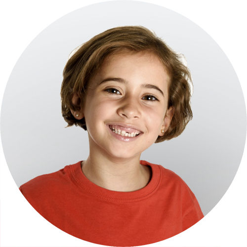 Settimi studio dentistico bambina si spazzola i denti sorridente